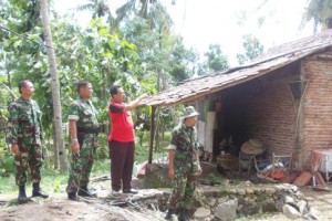 Anggota Koramil Cidahu Membantu Korban Bencana 